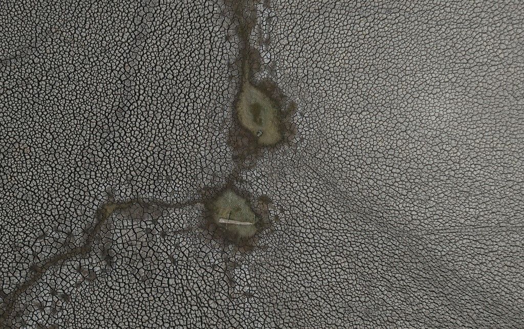 DARAA, SYRIA - SEPTEMBER 22: An aerial view of dried out area, once known as one of the country’s key breadbaskets, agriculture has become unsustainable due to drought, climate change, Israel’s interference with water resources, and years of conflict in Daraa province, southern Syria on September 22, 2025. Daraa province and the Yarmouk Basin are now facing a collapse in agricultural production. Bakr Al Kasem / Anadolu (Photo by Bakr Al Kasem / Anadolu via AFP), klímaváltozás