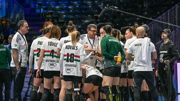 Golovin Vlagyimir szövetségi kapitány magyaráz, a lányok tudták, mi a dolguk