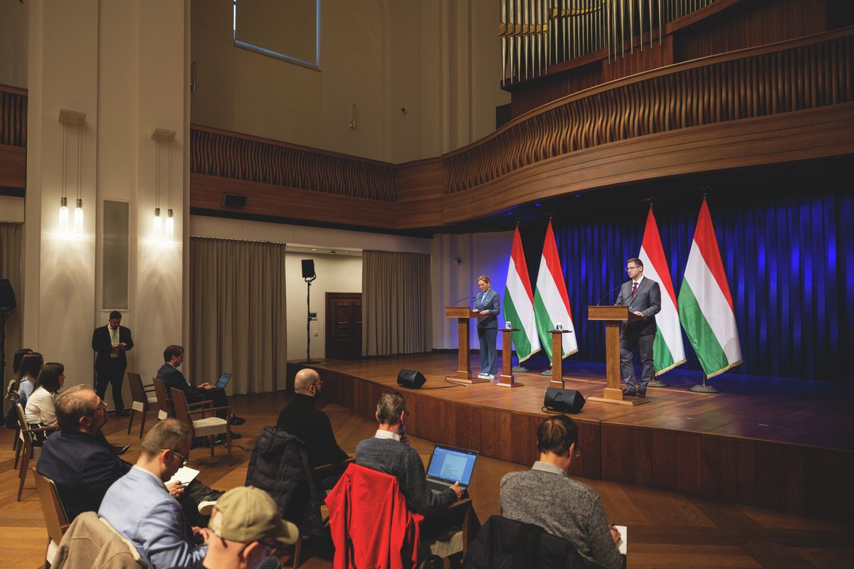 Budapest, 2025. december 10. Gulyás Gergely, a Miniszterelnökséget vezető miniszter és Vitályos Eszter kormányszóvivő a Kormányinfó sajtótájékoztatón a Karmelita kolostorban 2025. december 10-én. Itt hangzott el az energiatárolás könnyítéséről szóló pályázat bejelentése./ Fotó: MTI/Balogh Zoltán