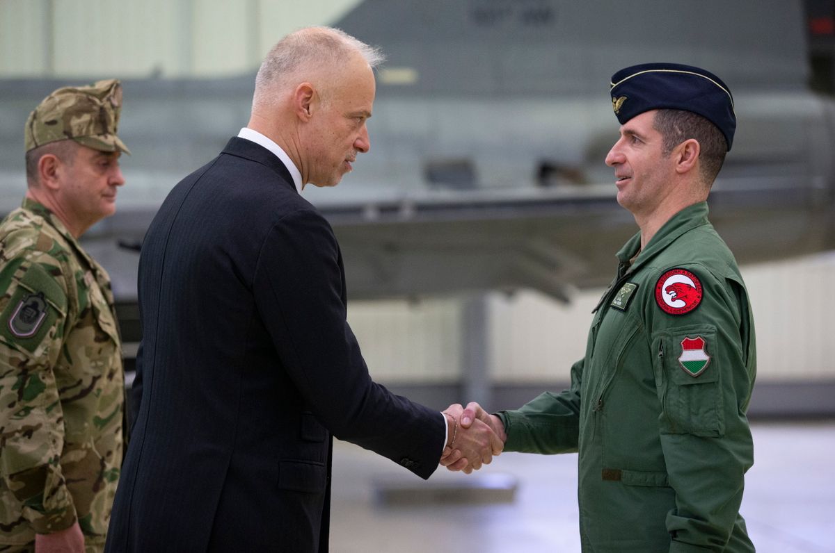 Szalay-Bobrovniczky Kristóf honvédelmi miniszter (b) és Tősér Péter alezredes, a baltikumi misszió parancsnoka a Magyar Honvédség Balti Fegyveres Légvédelmi Készenléti Alegység Blokk 69 visszafogadó ünnepségén (Fotó: MTI/Bús Csaba)