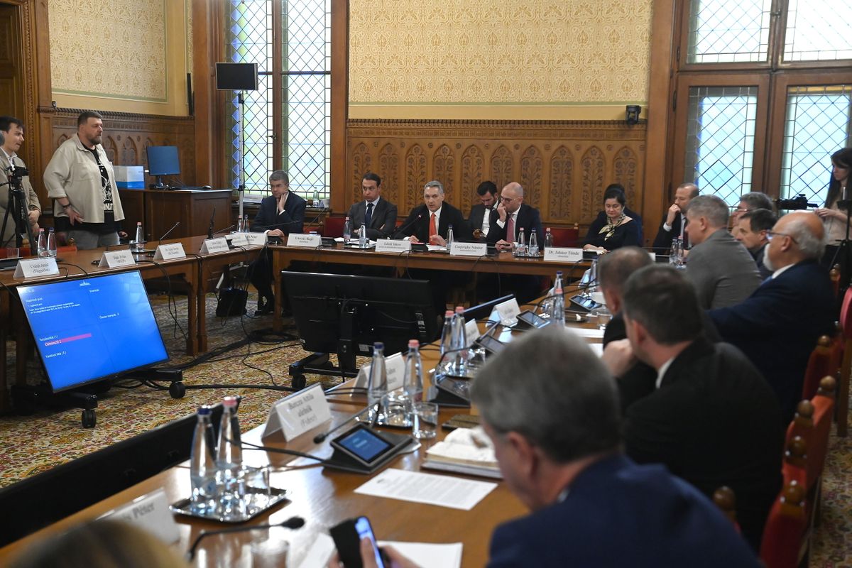 Budapest, 2025. december 2.Lázár János építési és közlekedési miniszter (k) éves meghallgatásán az Országgyűlés gazdasági bizottságának ülésén az Országház Tisza Kálmán-termében 2025. december 2-án. Mellette balról Lánszki Regő, az Építési és Közlekedési Minisztérium építészeti államtitkára és jobbról Csepreghy Nándor parlamenti államtitkár.MTI/Soós Lajos, TÜV