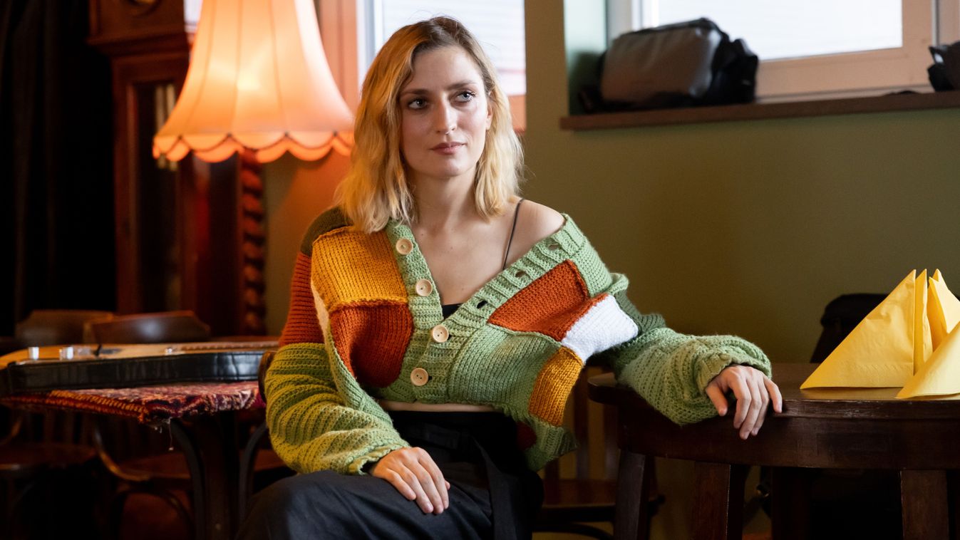 Hermányi Mariann a Még egy kívánság sajtótájékoztatóján, ahol már az öltözékével is hangolódott az ünnepekre. Fotó: Sallak Dóra