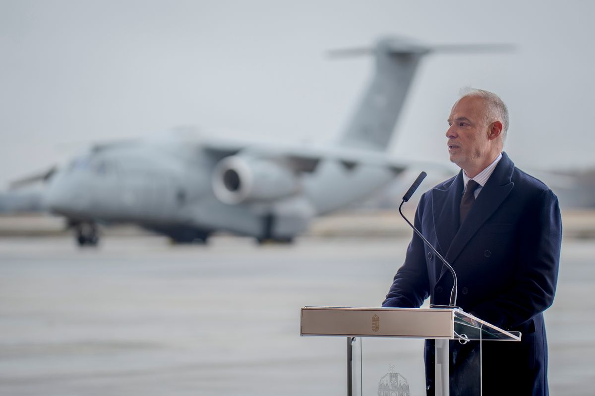 Kecskemét, 2025. november 21.
Szalay-Bobrovniczky Kristóf honvédelmi miniszter beszédet mond a Magyar Honvédség vitéz Szentgyörgyi Dezső 101. Repülődandár kecskeméti bázisán, ahová megérkezett a második magyar KC-390 Millennium katonai szállítórepülőgép 2025. november 21-én.
MTI/Ujvári Sándor