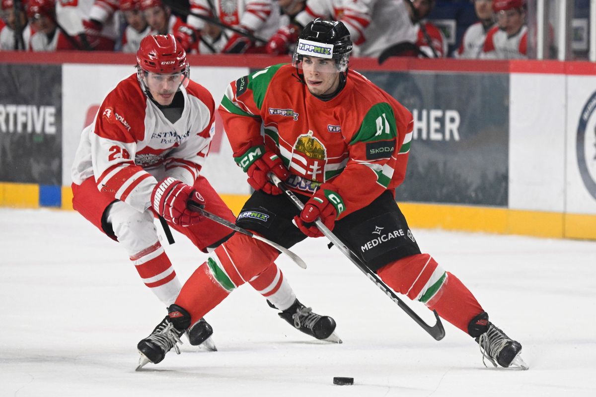 Budapest, 2025. december 14.
Dobos Mihály Bendegúz (b) és a lengyel Mateusz Michalski a jégkorongozók Sárközy Tamás Emléktornájának 3. fordulójában játszott Magyarország - Lengyelország mérkőzésen a budapesti Tüskecsarnokban 2025. december 14-én.
MTI/Bodnár Boglárka