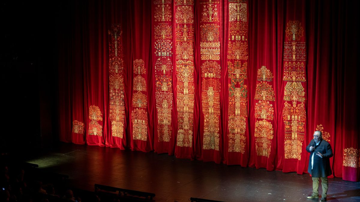 Felavatták a Nemzeti Színház új díszfüggönyét