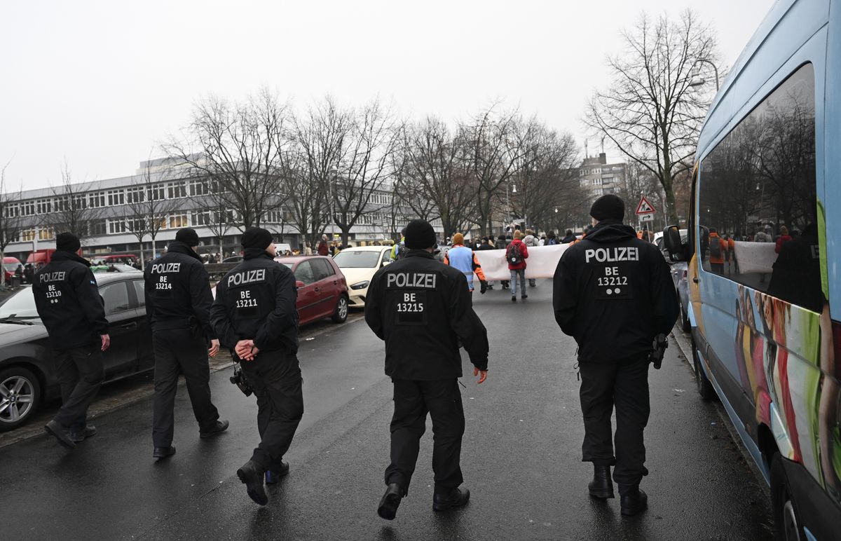 A migránsok ha nem nyitnak a rendőröknek ajtót, akkor papíron akár örökké az országban maradhatnak