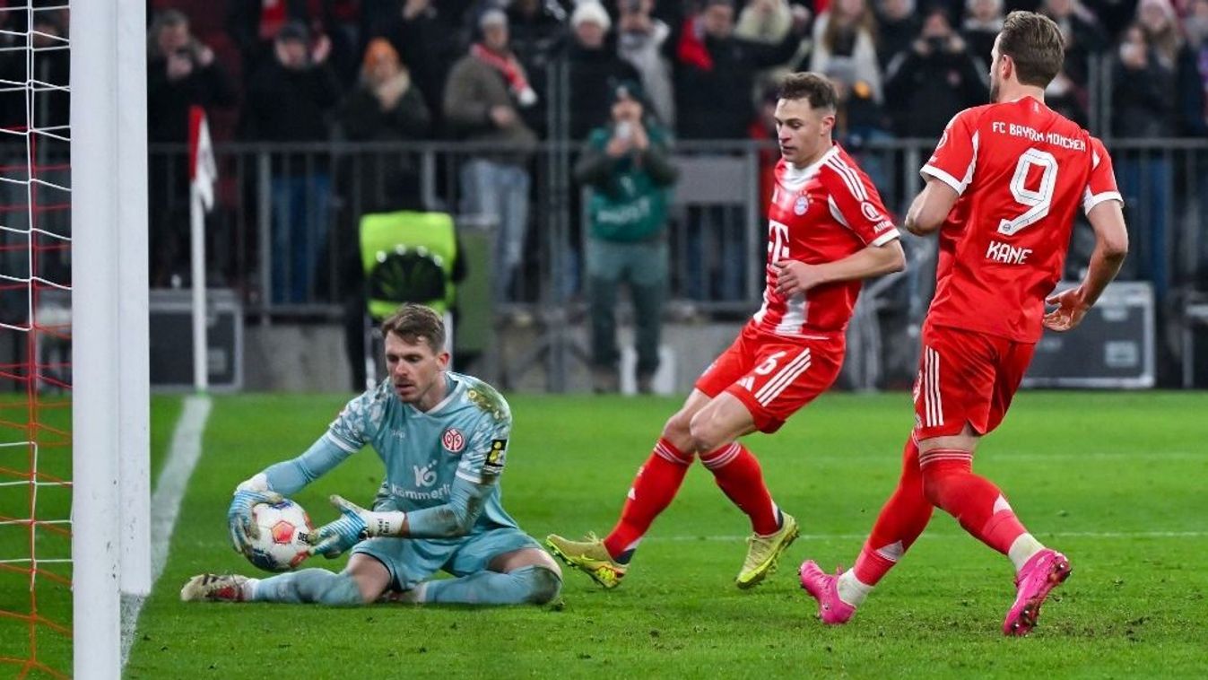 14 December 2025, Bavaria, Munich: Soccer: Bundesliga, Bayern Munich - FSV Mainz 05, Matchday 14 at the Allianz Arena. Harry Kane (Bayern Munich) and Joshua Kimmich (Bayern Munich) celebrate Kane's goal from the penalty spot to make it 2-2. Daniel Batz (F
