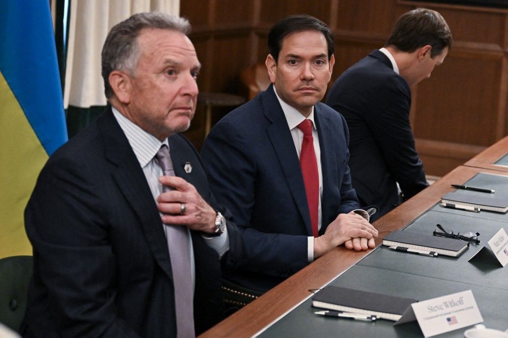 Az amerikai delegáció a tartós béke elérésén dolgozik