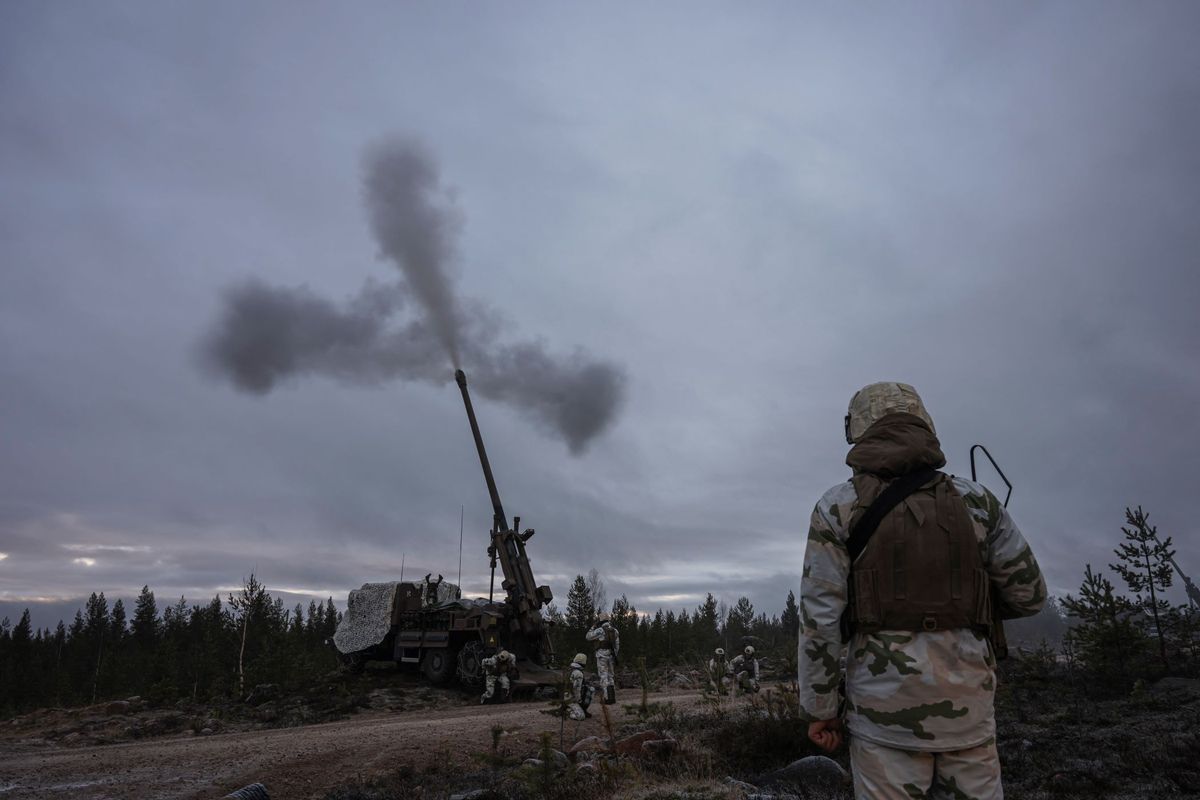 A francia 93. hegyi tüzérezred katonája a Dynamic Front NATO-hadgyakorlat során 2024. november 17-én, a finnországi Lappföldön, Rovaniemi közelében