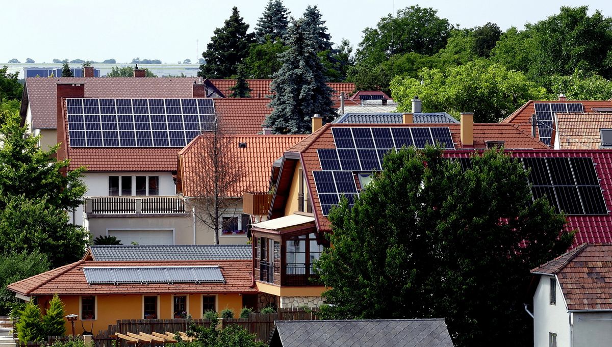 Elektromos energiát szolgáltató napelemekkel felszerelt épületek Biatorbágyon (Fotó: MTI/Jászai Csaba)