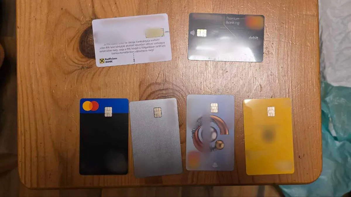 Hatalmas rendőrségi razziát indított a BRFK az internetes bűnözők ellen, melynek során számos helyszínen egyszerre léptek fel a hatóságok a szervezett csalás megfékezése érdekében.