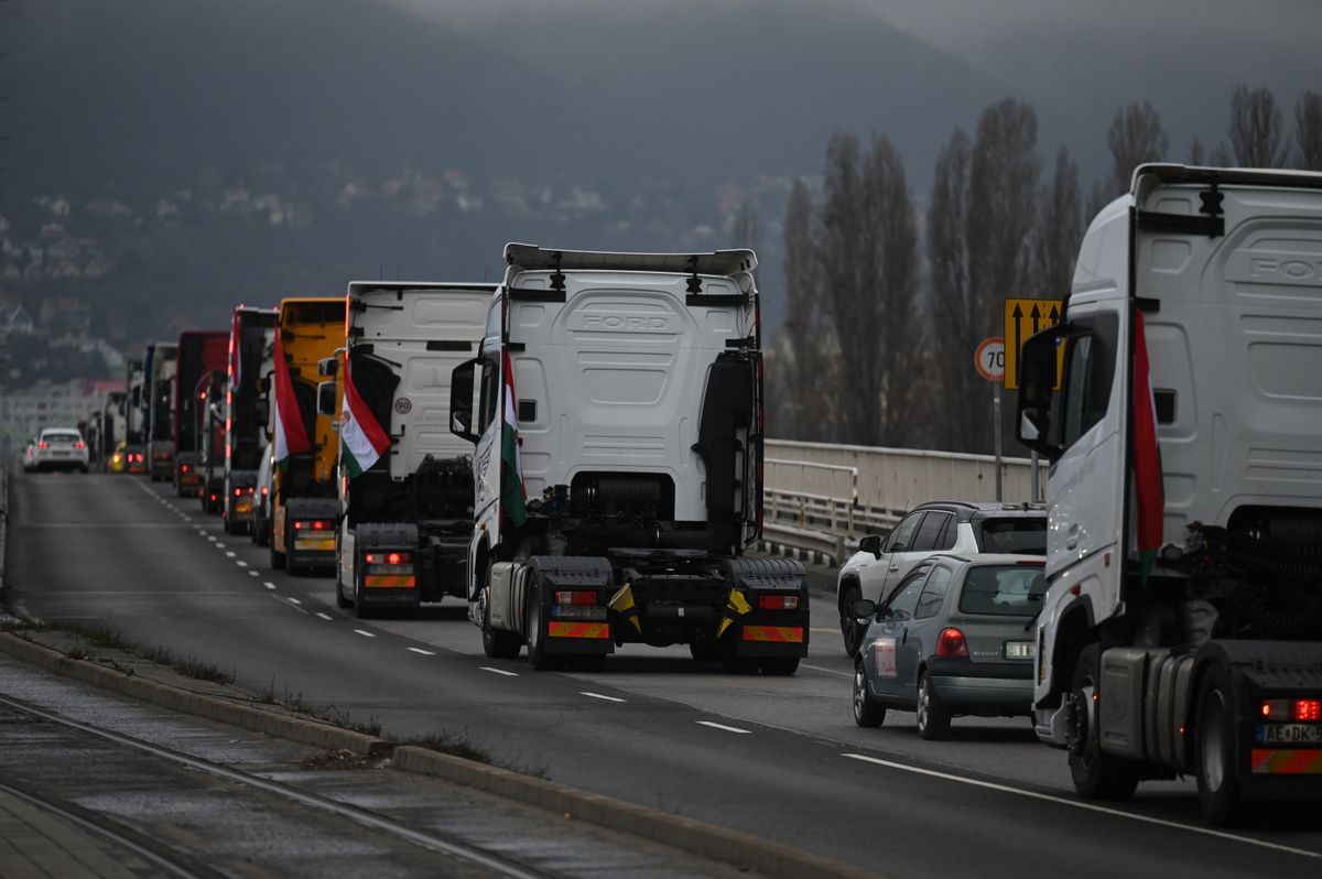 Budapest, 2025. december 22.
A fuvardíjak emelése ellen tüntető kamionosok haladnak a fővárosi Árpád hídon 2025. december 22-én. Az Építési és Közlekedési Minisztérium december 19-én hét fuvarozói szervezet képviselőivel írt alá megállapodást; minden fuvarozói szervezettel megegyezett, egy szervezet kivételével. A minisztérium tájékoztatása szerint a megállapodás aláírásával a fuvardíjak méltányos emelése valósul meg 2026-ban.
MTI/Balogh Zoltán