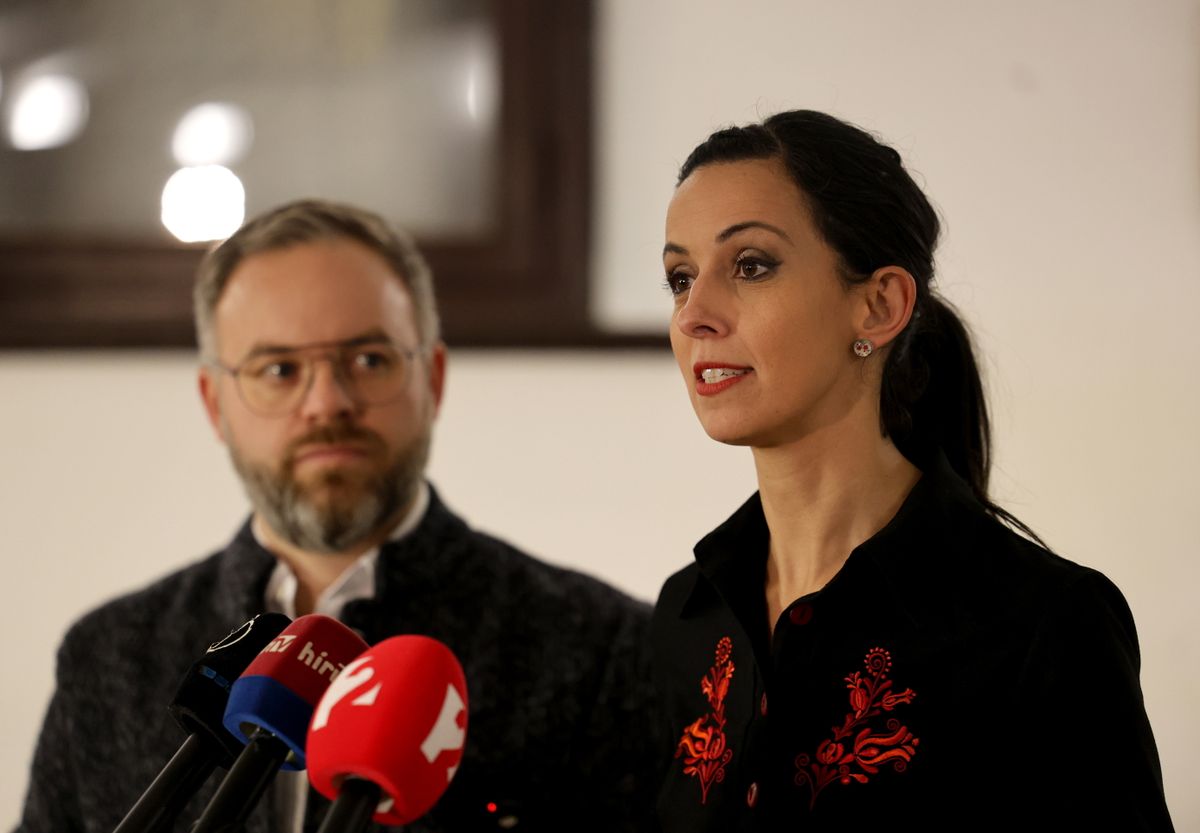 Szerencs, 2025. december 2.
Koncz Zsófia, a Kulturális és Innovációs Minisztérium családokért felelős államtitkára, a térség fideszes országgyűlési képviselője és Orbán Balázs, a miniszterelnök politikai igazgatója a kormánypártok országjárásának szerencsi fóruma előtt tartott sajtótájékoztatón 2025. december 2-án.
MTI/Vajda János