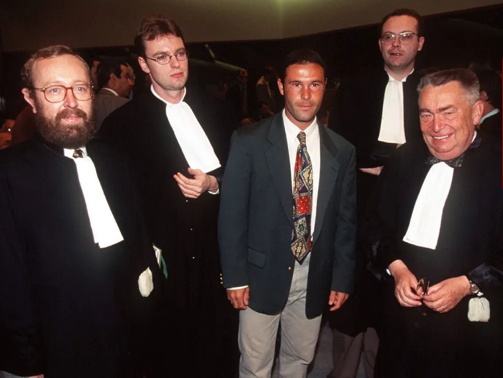 Jean-Marc Bosman és ügyvédei, akik az 1995. december 15-i ítéletet követően még boldogan mosolyogtak