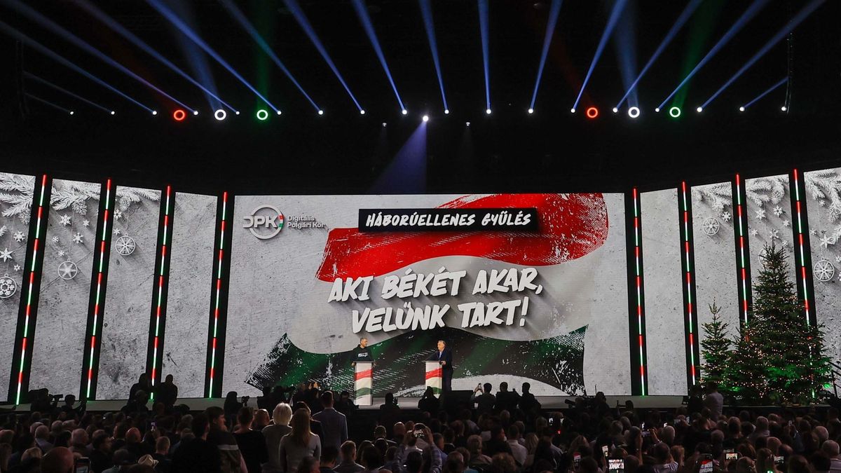 Átütő siker a DPK háborúellenes gyűlése, mindenhol megteltek az arénák + videó