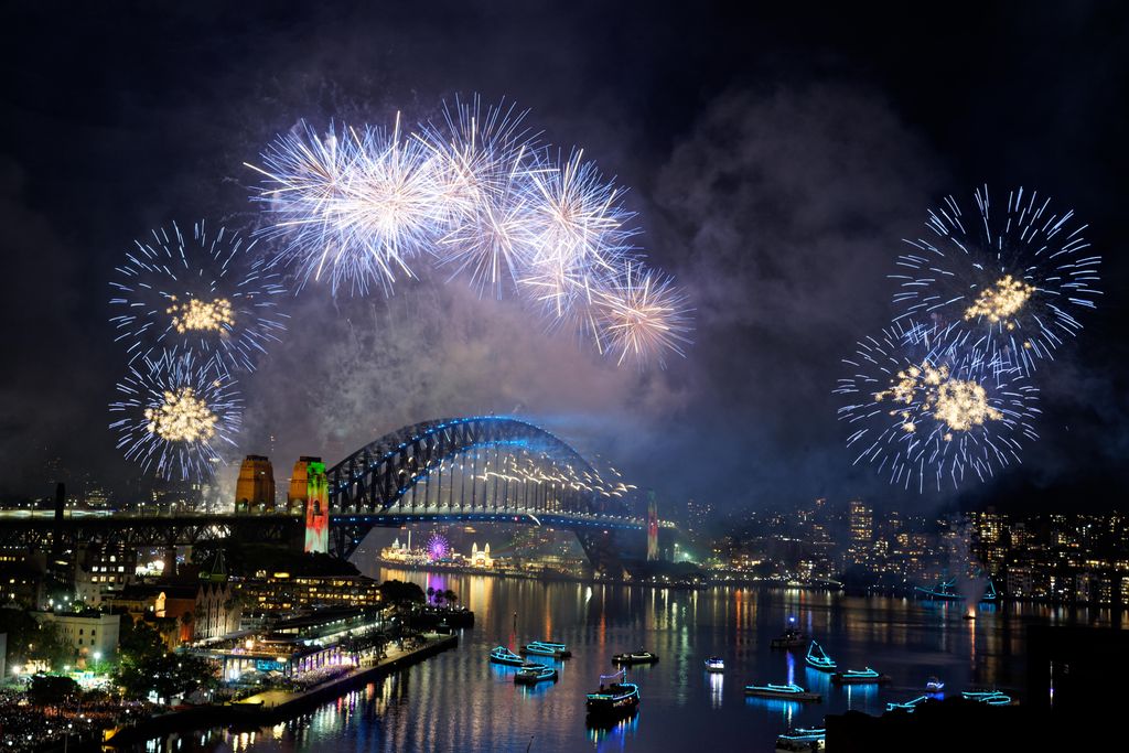 Szilveszter Ausztráliában - Tűzijátékok petárdái robbannak az ausztrál nagyváros, Sydney kikötőjében, az operaház és a Harbour híd fölött szilveszter éjszakáján.