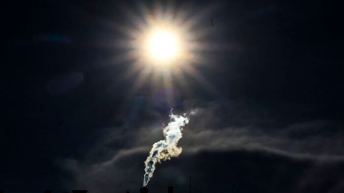 Kéményfüst ellenfényben