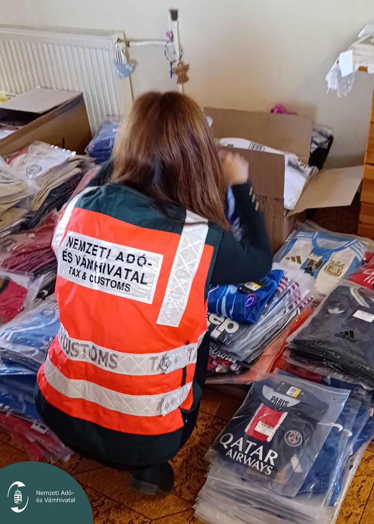 Közel 20 millió forintos kárt okoztak a jogtulajdonosnak. Nem ment meg a törvénytől a "replika" kifejezés használata. / Fotó: Nemzeti Adó- és Vámhivatal