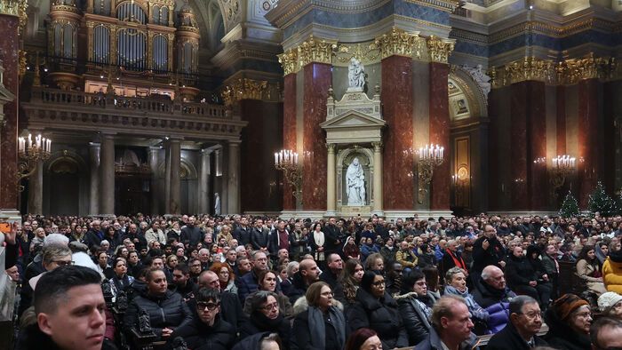 Erdő Péter karácsonyi éjféli szentmisét celebrált a Szent István-bazilikában