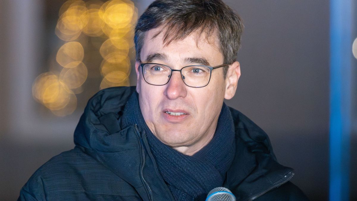 Nevet keres Karácsony Gergely az árnyékba állított napórának