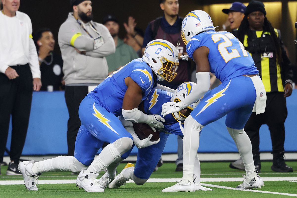 NFL: A Los Angeles Chargers játékos, Daiyan Henley saját csapattársát, Tony Jeffersont vitte földre, miután utóbbi lehalászta a Philadelphia Eagles irányítója, Jalen Hurts passzát