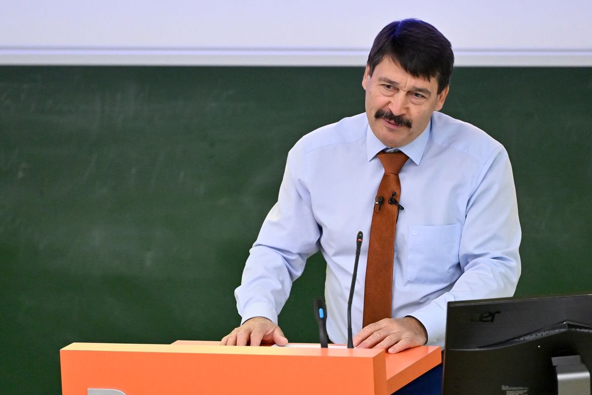 Budapest, 2025. november 7.
Áder János volt köztársasági elnök, a Kék Bolygó Klímavédelmi Alapítvány kuratóriumi elnöke Merre tart a világ? Mit tehetünk? címmel fenntarthatósági előadást tart a Budapesti Műszaki és Gazdaságtudományi Egyetem Gazdaság- és Társadalomtudományi Karán 2025. november 7-én.
MTI/Hegedüs Róbert