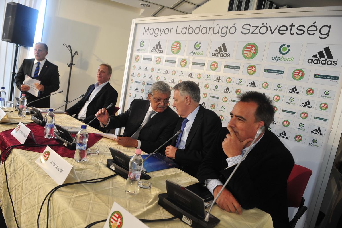 Sipos Jenő, Nyilasi Tibor, Csányi Sándor és Berzi Sándor illusztris társaságban sajtótájékoztatón az MLSZ-t képviselve