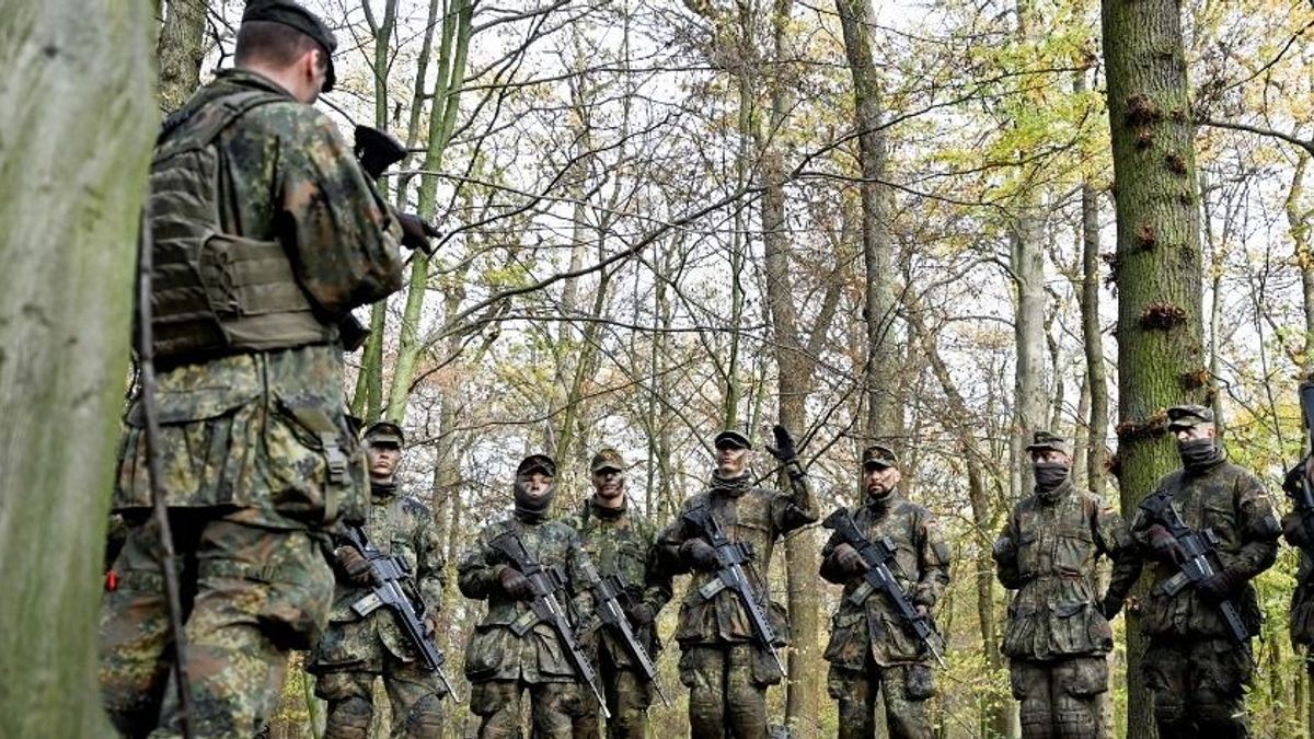 Háborús készülődés Európában: Észtország megemeli a szolgálati időt