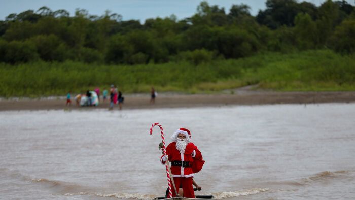 Brazília - Jorge Alberto Barrozo Mikulásnak öltözve, kenuval ajándékokat visz az amazonasi esőerdőkben élő gyerekek számára