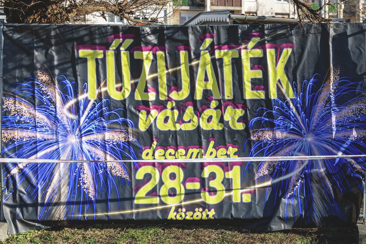 2025.12.28. Dorog

Az év utolsó napja minden évben kiemelt figyelmet kap a biztonság szempontjából. A tűzijáték szilveszterkor örömforrás lehet, de csak a szabályok betartásával és megfelelő elővigyázatossággal használható. Ahogy közeledik az év utolsó napja, a városok és települések készülnek a szilveszteri ünneplésre, ami sokak számára a családdal, barátokkal eltöltött időt és a tűzijátékok fényét jelenti. Ugyanakkor egyre fontosabb szempont a biztonság, a jogszabályok betartása és a környezet védelme, hiszen a durrogtatás nemcsak balesetveszélyes lehet, de a háziállatokat és a természetet is megviseli. A tűzijáték szilveszter egyik leglátványosabb fénypontja, de nem mindenáron. A szilveszteri tűzijátékok már a 3. kategóriába esnek, ezeket csak december 28. és 31. között, működési engedéllyel rendelkező árusítóhelyen lehet megvásárolni, és felhasználásuk kizárólag december 31. 18:00 és január 1. 06:00 óra között engedélyezett. A fel nem használt vagy sérült tűzijátékokat az árusítóhelyeken öt napon belül vissza lehet vinni térítésmentesen. Dorogon is körülnéztünk a tűzijáték-árusítóhelyeken, ahol hamar kiderült: a vásárlók igényei meglehetősen vegyesek. Volt, aki csak néhány apróbb pirotechnikai eszközt tett a kosarába, míg mások a látványosabb, nagyobb telepeket keresték.

Képek:
Wierl Ádám/24 Óra