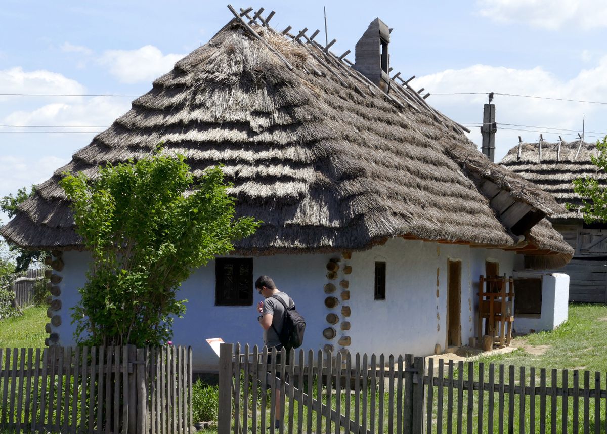 Szentendre, 2019. június 1.
Filkeházáról származó nádtetős boronafalas régi falusi lakóház adatait olvassa egy fiatal turista az ötvenkét éve megnyílt Szentendrei Szabadtéri Néprajzi Múzeum észak-magyarországi falu épületeit bemutató területén.
MTVA/Bizományosi: Jászai Csaba 
***************************
Kedves Felhasználó!
Ez a fotó nem a Duna Médiaszolgáltató Zrt./MTI által készített és kiadott fényképfelvétel, így harmadik személy által támasztott bárminemű – különösen szerzői jogi, szomszédos jogi és személyiségi jogi – igényért a fotó szerzője/jogutódja közvetlenül maga áll helyt, az MTVA felelőssége e körben kizárt.