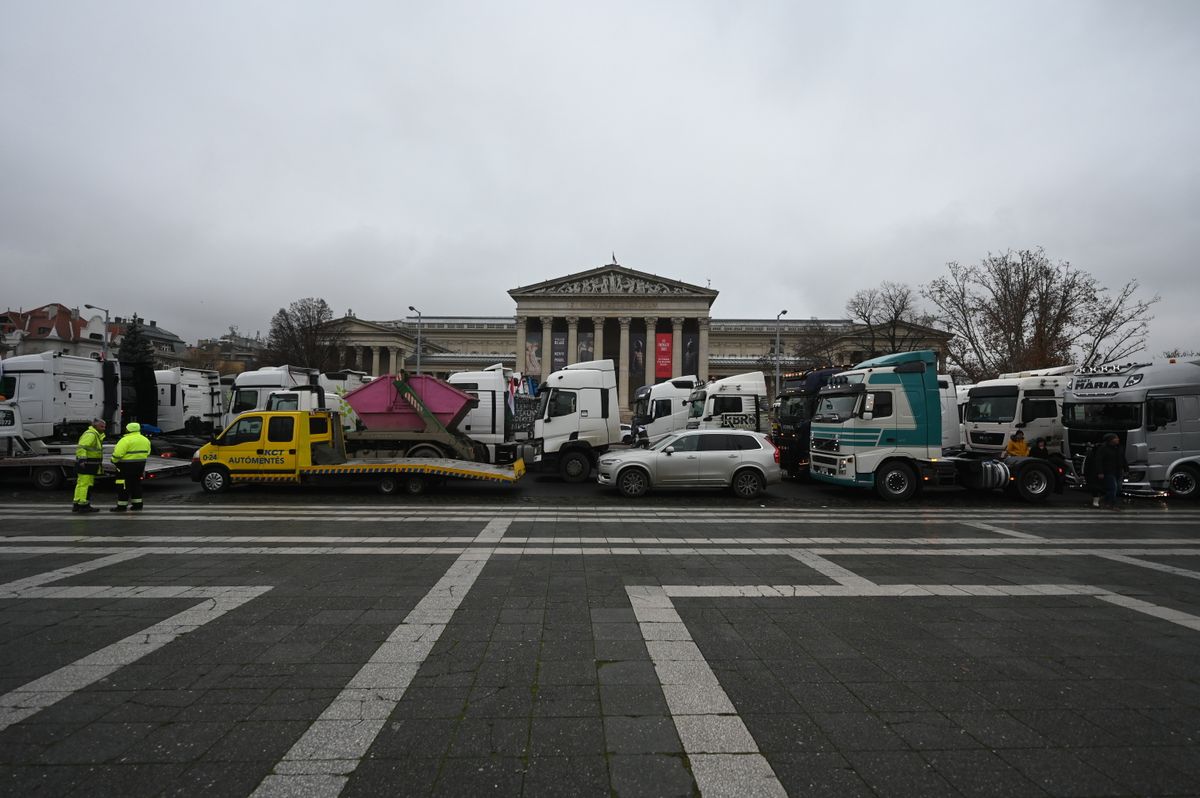 Kamionos tüntetők a Hősök terén (Fotó: Balogh Zoltán / MTI)
