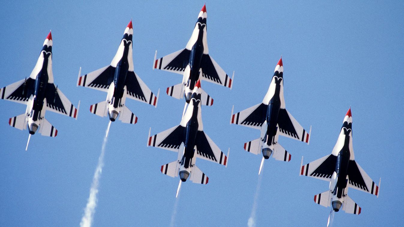 F-16 vadászgépek a Thunderbirds légi akrobatikus bemutató csapat kötelékében (Fotó: AFP)