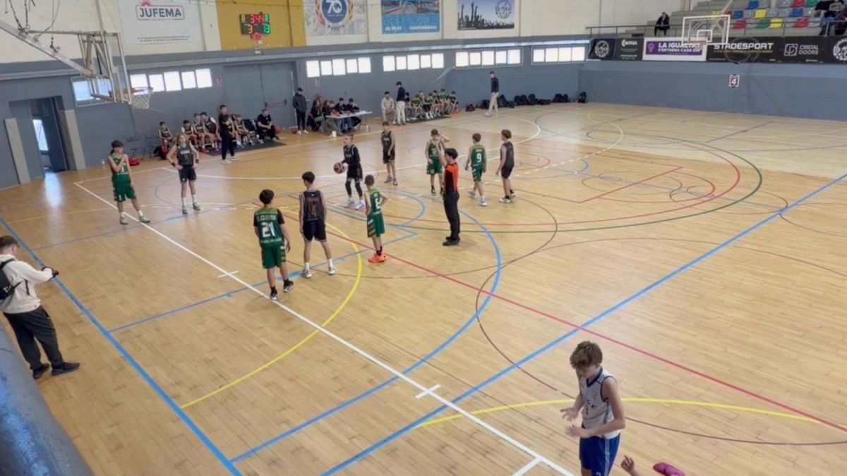 A Vasas tehetsége Kiss Fülöp épp büntetődobáshoz készülődik. 