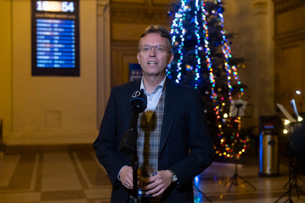 Budapest, 2025. december 21.
Hankó Balázs kultúráért és innovációért felelős miniszter sajtótájékoztatót tart a budapesti Keleti pályaudvaron 2025. december 21-én. A miniszter bejelentette, hogy jövőre heti rendszerességgel lesznek köztéri kulturális rendezvények a legfontosabb közlekedési csomópontokon, a vasútállomásokon és pályaudvarokon, vagy akár a Budapest Liszt Ferenc Nemzetközi Repülőtéren.
MTI/Kocsis Zoltán