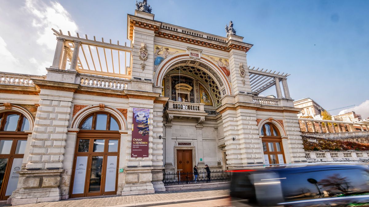 Szilveszter a Várkert Bazárban: a zenészeknek annyi esélyük sem volt felkészülni rá, mint a tomboló közönségnek