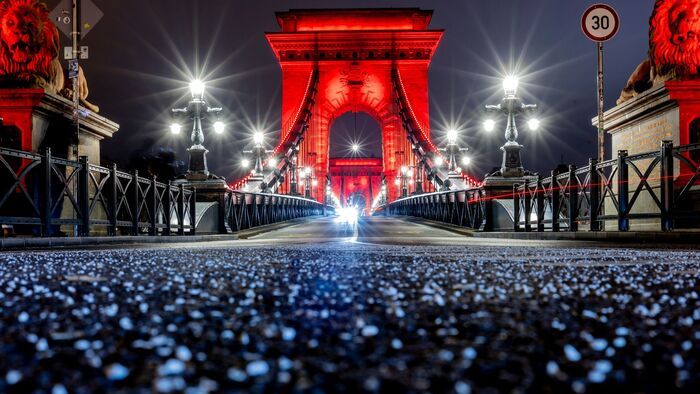 Vörösbe borult a Lánchíd az AIDS-elleni küzdelem világnapján