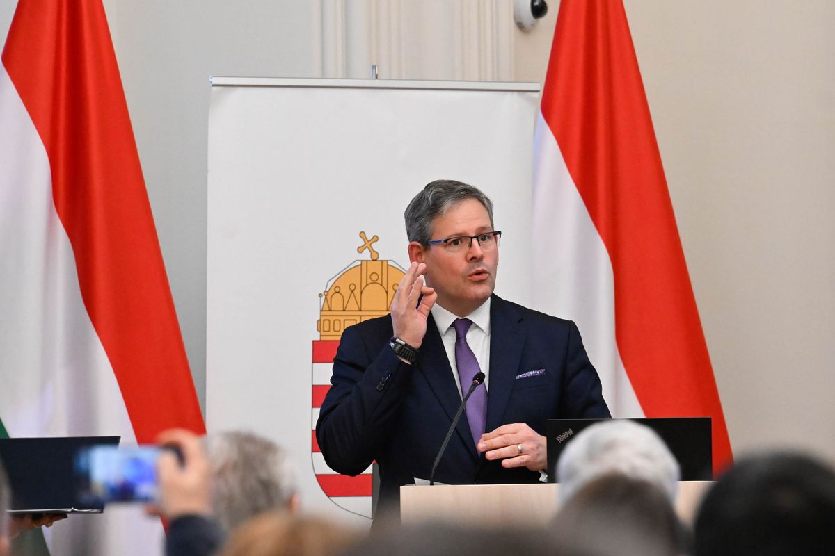 Budapest, 2025. december 11.
Kósa Ádám, a Belügyminisztérium fogyatékosságügyi államtitkára jelnyelven mond beszédet az Érték vagy! címmel megrendezett budapesti díjátadó gálán 2025. december 11-én.
MTI/Bruzák Noémi