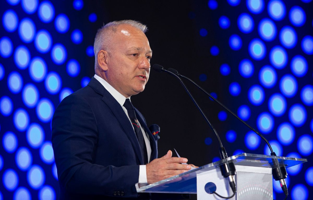 Szentkirály, 2025. június 3.
Balogh Levente, a Szentkirályi Magyarország elnöke és tulajdonosa beszédet mond a Szentkirályi Magyarország Kft. gyáravató ünnepségén Szentkirályon 2025. június 3-án. A beruházás nyomán hazatér a Pepsi gyártása, a hazai boltok piacain megtalálható Pepsi termékeket import helyett helyben fogják gyártani.
MTI/Bús Csaba