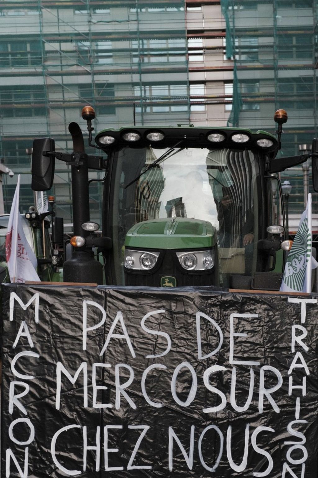 Manifestation des agriculteurs et mobilisation citoyenne contre l accord commercial Mercosur et la potentielle reduction du budget du secteur agricole actuellement en discussion lors d un sommet europeen sur le prochain cadre budgetaire de l Union Europeenne a Bruxelles dans la province de Bruxelles Capitale en Belgique le 18 decembre 2025.
Farmers demonstration and citizen mobilisation in protest of the Mercosur trade agreement and potential cuts to the agricultural sector budget currently under discussion at a European summit on the next EU budgetary framework in Brussels in the province of Brussels Capital in Belgium on December 18, 2025. (Photo by Karim Tebache / Hans Lucas via AFP)