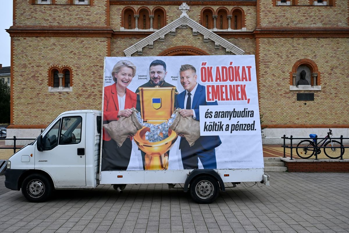 Nyíregyháza, 2025. november 29.
Mobilplakát a Nemzeti Ellenállás Mozgalom Ismét fogadtatás várja MP-t Nyíregyházán címmel tartott sajtótájékoztatóján a nyíregyházi Magyarok Nagyasszonya-társszékesegyház elõtti téren 2025. november 29-én.
MTI/Hegedüs Róbert