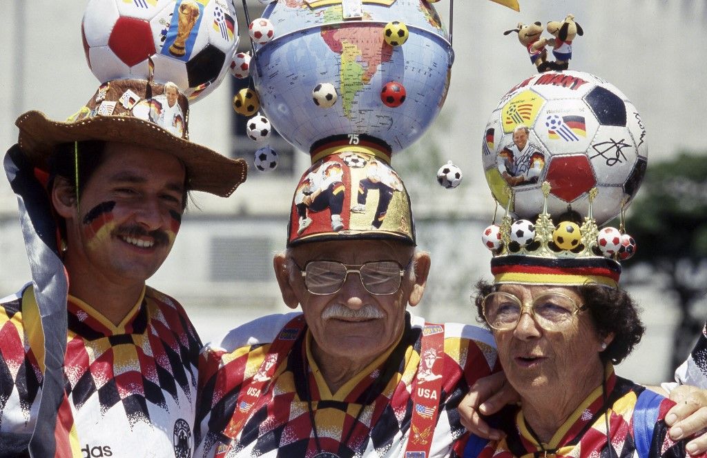 firo, 06/21/1994 archive picture, archive photo, archive, archive photos football, soccer, WORLD CUP 1994 USA, 94 group phase, group C Germany - Spain 1:1 fans, depositor, from, Germany, German, trude Hackenberg, Fritz Hackenberg (Photo by Jürgen Fromme / firo Sportphoto / dpa Picture-Alliance via AFP)