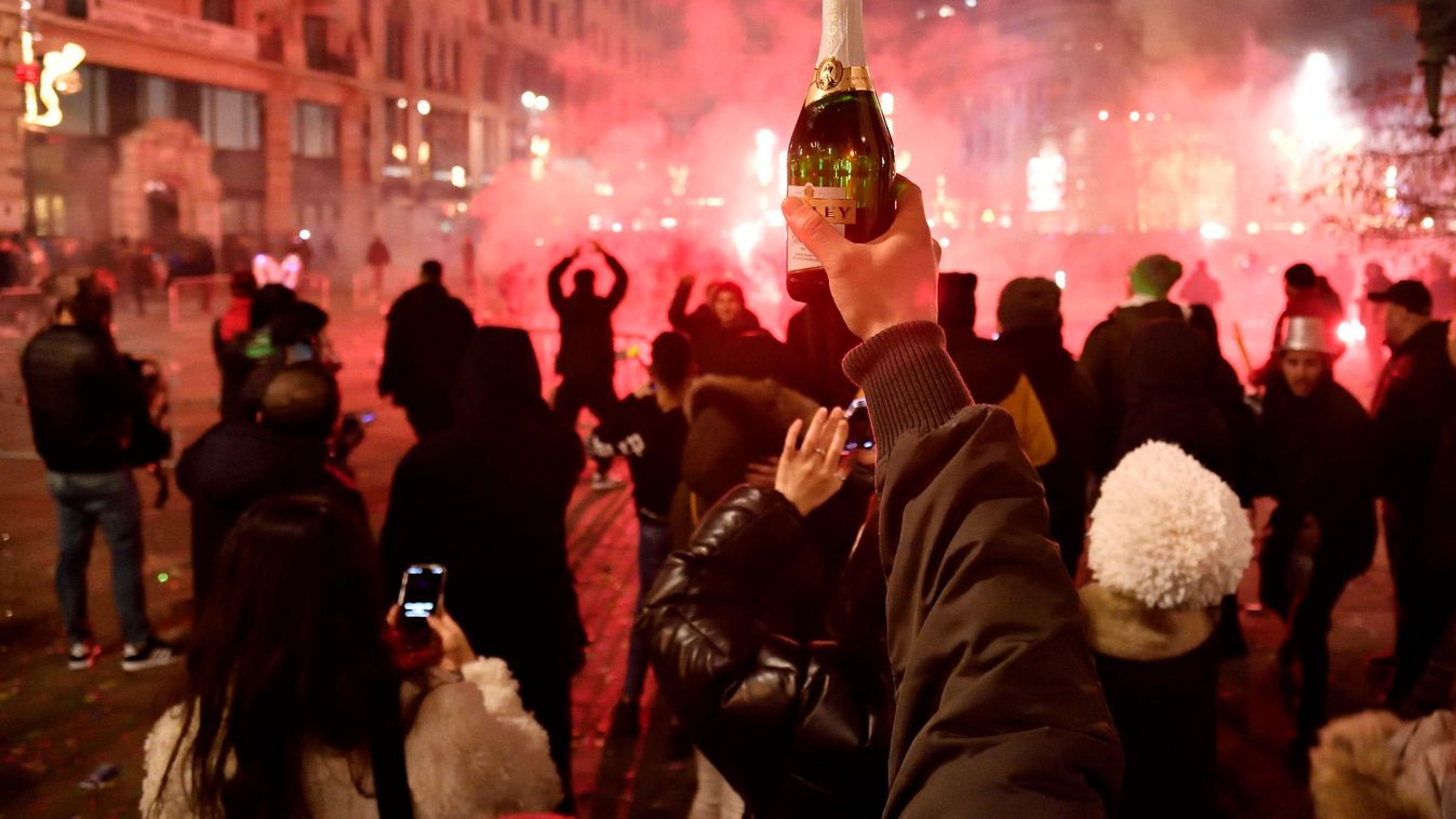 Szilveszterezők a belvárosi Vörösmarty téren 2023. január 1-jére virradó éjjel
MTI
Lakatos Péter