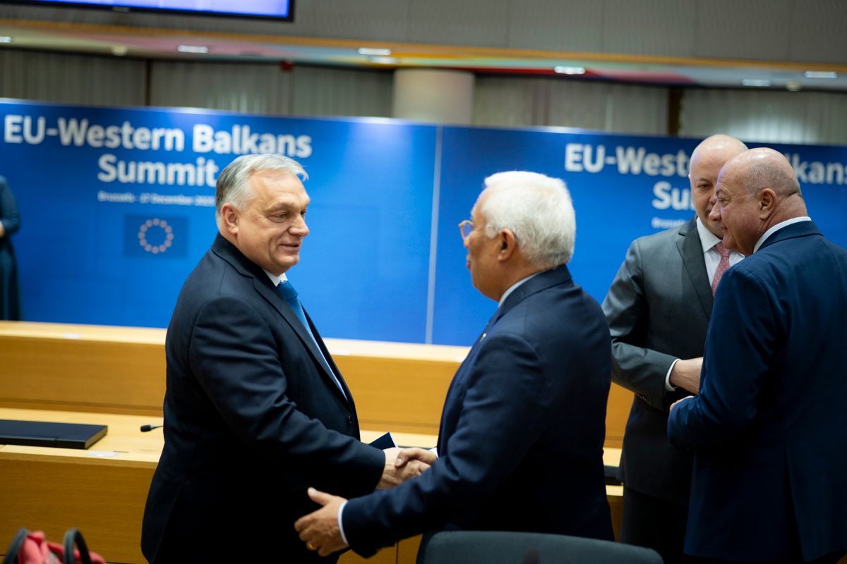 A Miniszterelnöki Kommunikációs Főosztály által közreadott képen Orbán Viktor miniszterelnök (b), António Costa, az Európai Tanács elnöke (b2), Roszen Zseljazkov bolgár kormányfő (j2) és Christian Stocker osztrák kancellár (j) az Európai Unió és a nyugat-balkáni országok csúcstalálkozóján Brüsszelben 2025. december 17-én, az EU csúcstalálkozójának előestéjén (Fotó: MTI/Miniszterelnöki Kommunikációs Főosztály/Fischer Zoltán)