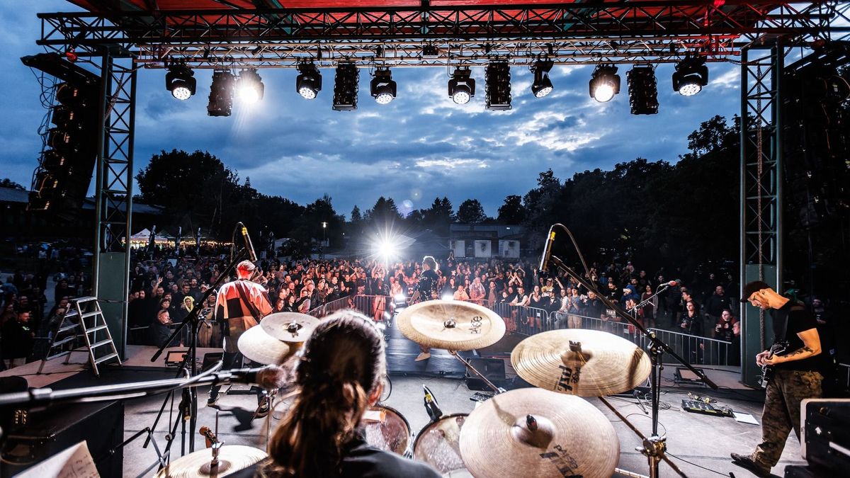 Egy fesztiválon a Guns N’ Roses, a Red Hot Chili Peppers, a Rolling Stones, illetve az Iron Maiden legjobb dalai