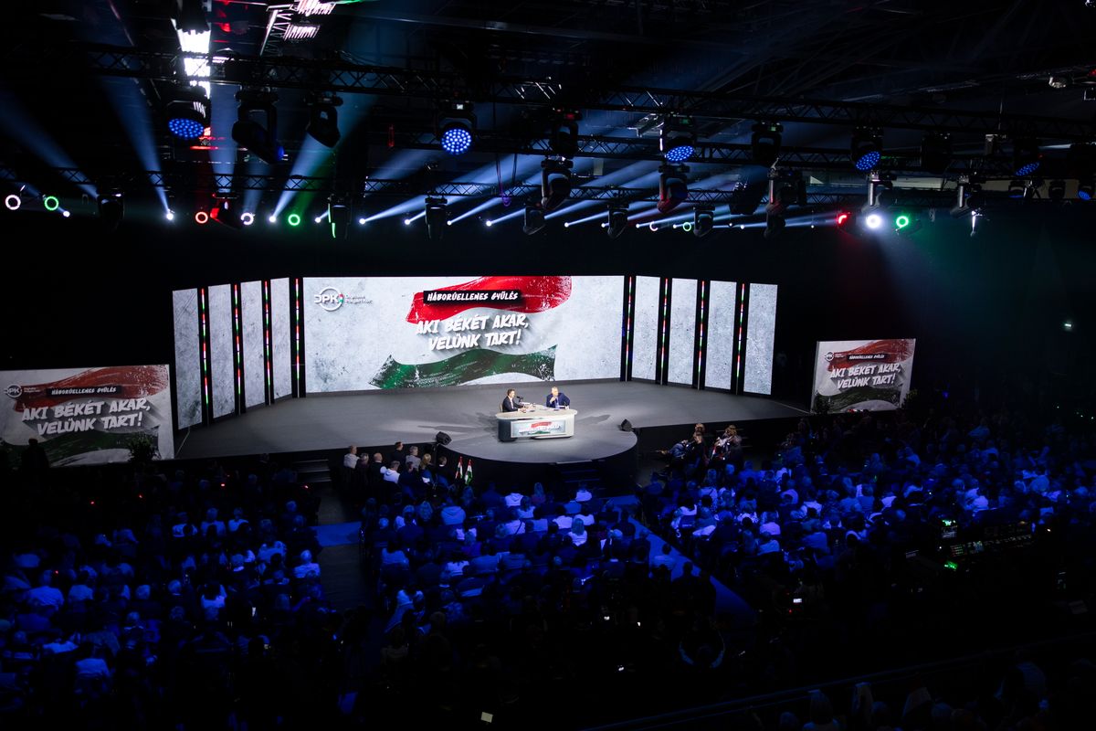 Nyíregyháza, 2025. november 29.
A Miniszterelnöki Kommunikációs Főosztály által közreadott képen Orbán Viktor miniszterelnök (a színpadon, j) a digitális polgári körök által szervezett háborúellenes gyűlésen Nyíregyházán 2025. november 29-én. Mellette Tarczy Gyula, a Nyíregyházi Televízió főszerkesztője, moderátor.
MTI/Miniszterelnöki Kommunikációs Főosztály/Fischer Zoltán