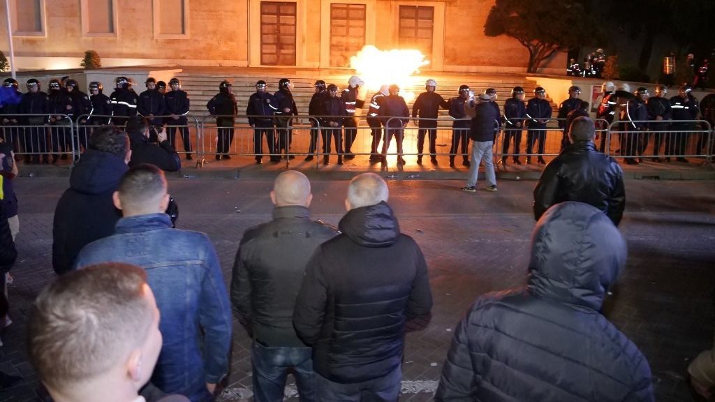 Albániában a feszültség egyre nő.