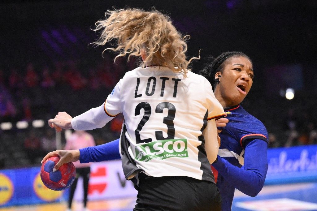 France's pivot #26 Pauletta Foppa (R) is challenged by Germany's centre back #23 Annika Lott (L) during the IHF Women's Handball World Championship semi final match between France and Germany in Rotterdam Ahoy Arena, in Rotterdam, on December 12, 2025. (Photo by JOHN THYS / AFP)