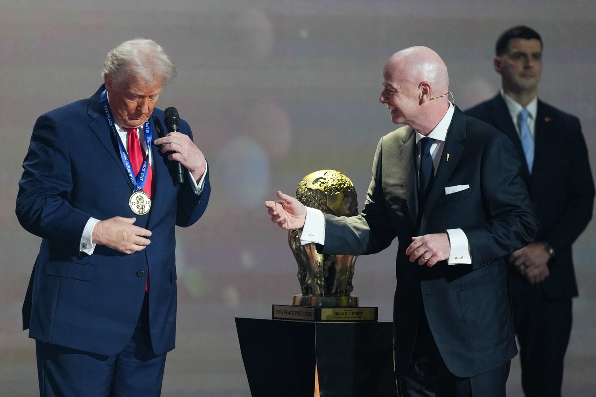 A vb csoportjainak sorsolása előtt Donald Trump FIFA-békedíjat kapott