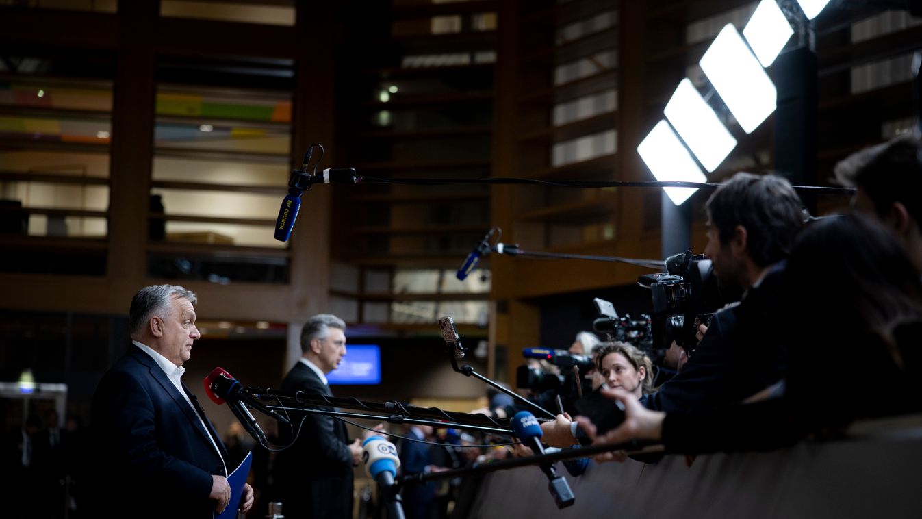 A Miniszterelnöki Kommunikációs Főosztály által közreadott képen Orbán Viktor miniszterelnök (b) nyilatkozik a sajtó képviselőinek az uniós tagállamok csúcstalálkozója után Brüsszelben 2025. december 19-én hajnalban (Fotó:
MTI/Miniszterelnöki Kommunikáció